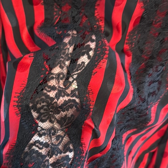 Oscar de la Renta Red and Black Boxy Blouse with Lace Trim Vintage 100% Silk - Picture 4 of 7